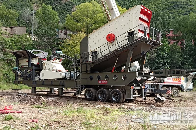 移動(dòng)式反擊破碎機(jī)現(xiàn)場